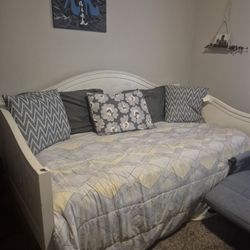 White Wood Daybed w/ Nightstand