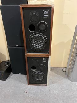 Bookshelf stereo speakers