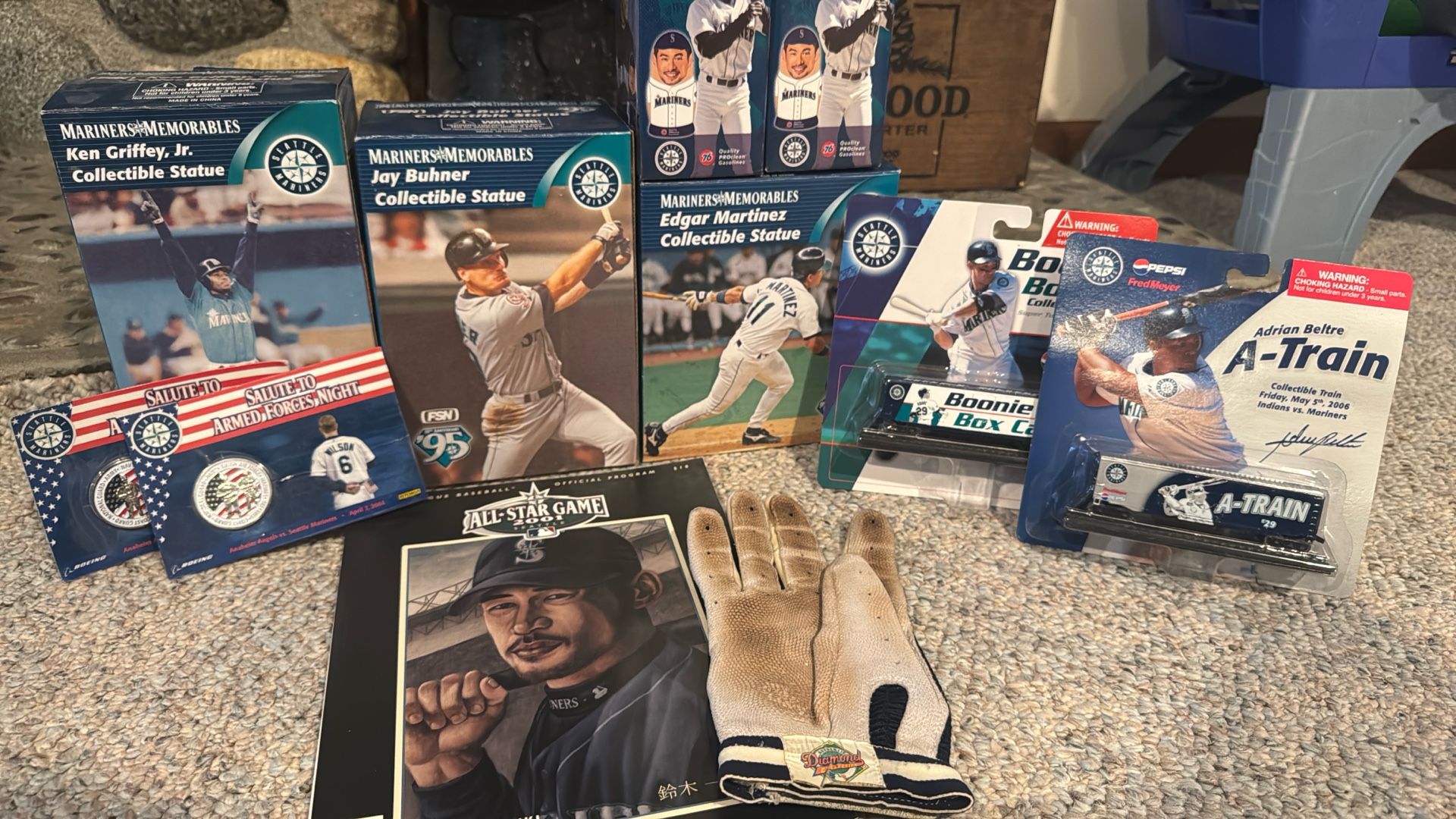 Mariners Memorabilia.  11 Pieces.