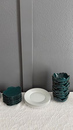 Lot of 22 ceramic plates and bowls. Excellent condition