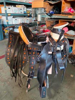 Montura charra de cuero con fuste se mezquite