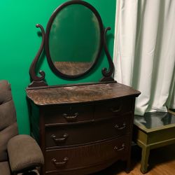 Dresser With Mirror