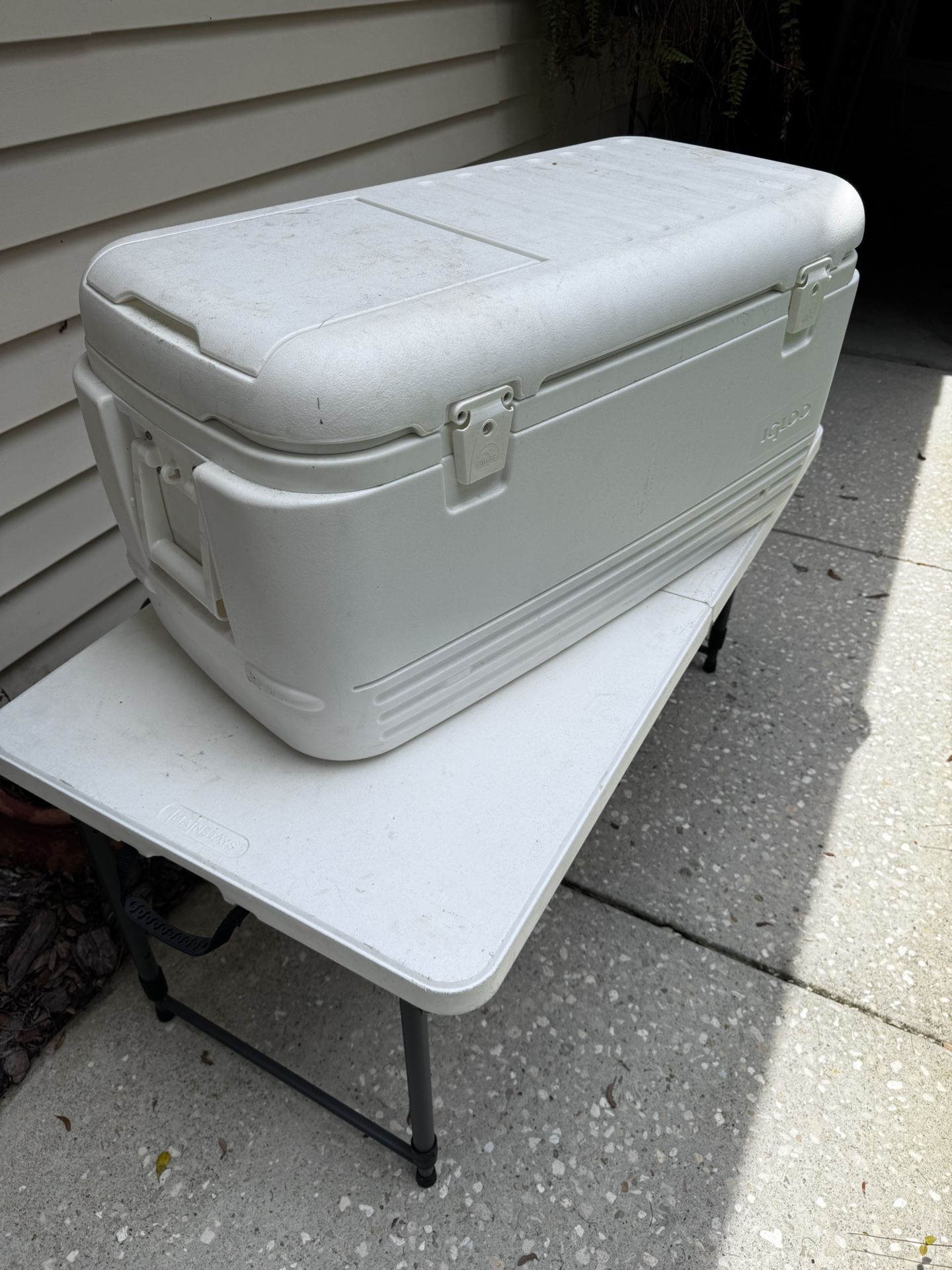 Large Igloo Cooler with Hatch 100 Qt Sportsman