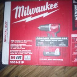 MILWAUKEE M18 BRUSHLESS 1/2 INCH DRILL/DRIVER KIT