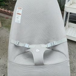 MUNCHKIN  baby Bouncer 