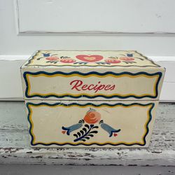 Vintage metal tin recipe box With 11 unused recipe cards