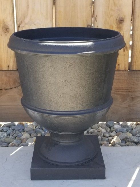 Large Planter (READ POST BEFORE CONTACTING. SERIOUS BUYER ONLY)