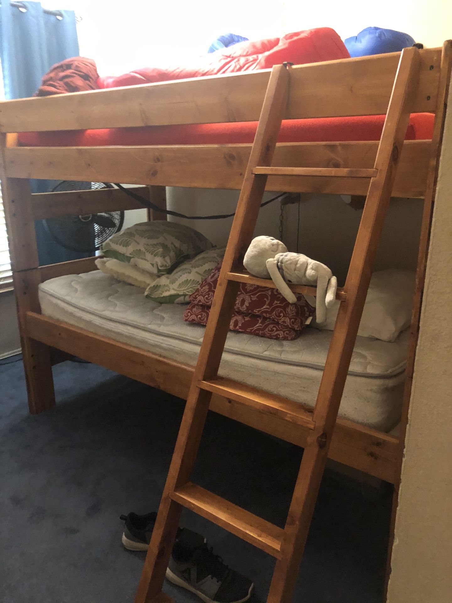 Twin bunk beds