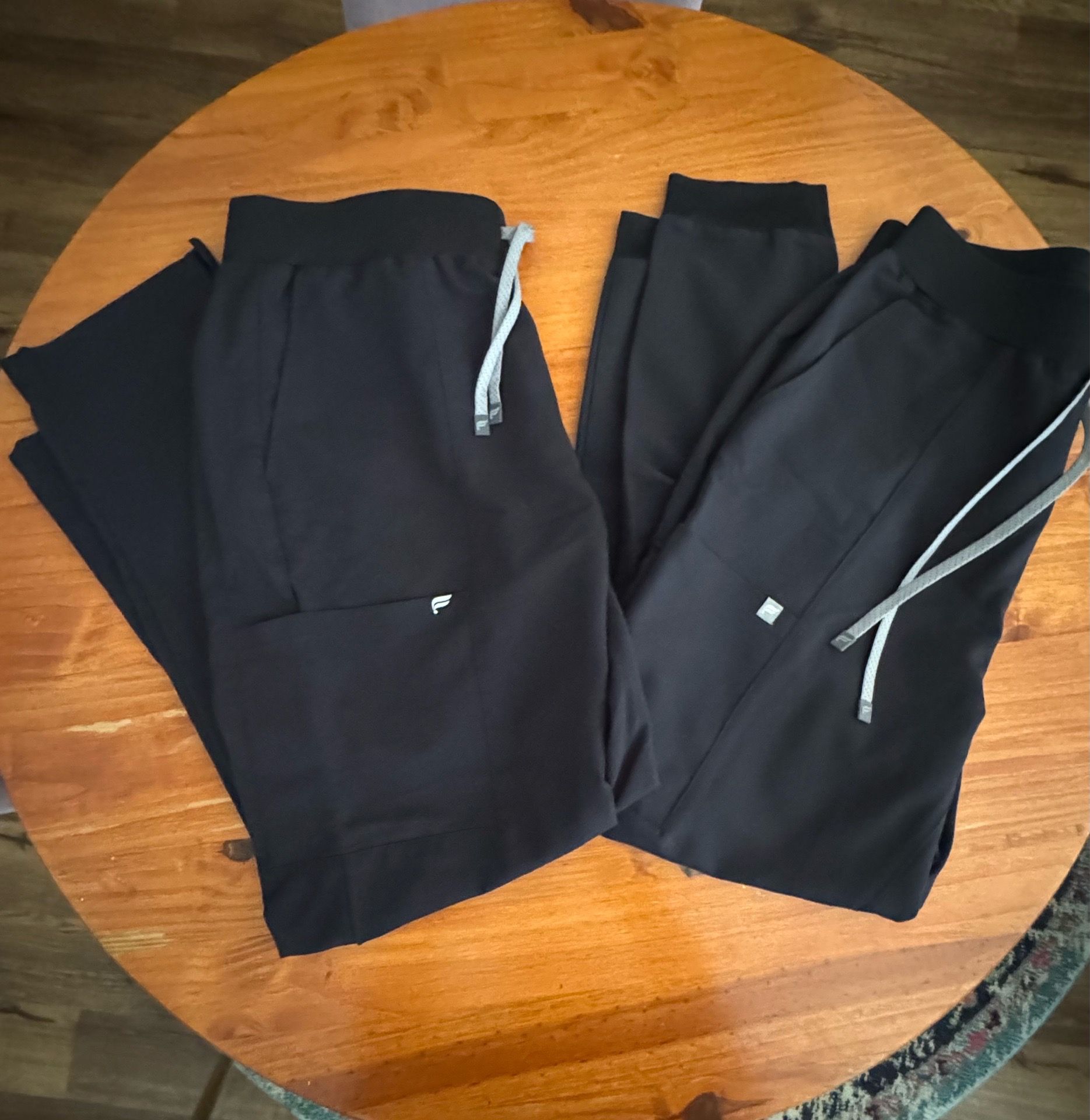 Large fabletics scrub bottoms