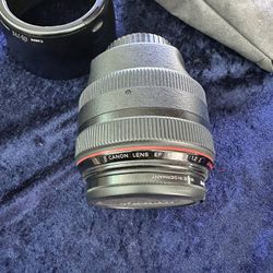 canon lens 85 mm EF 1.2 with filter, shade and bag 