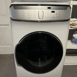 Gas Dryer. / Secadora de Gas.