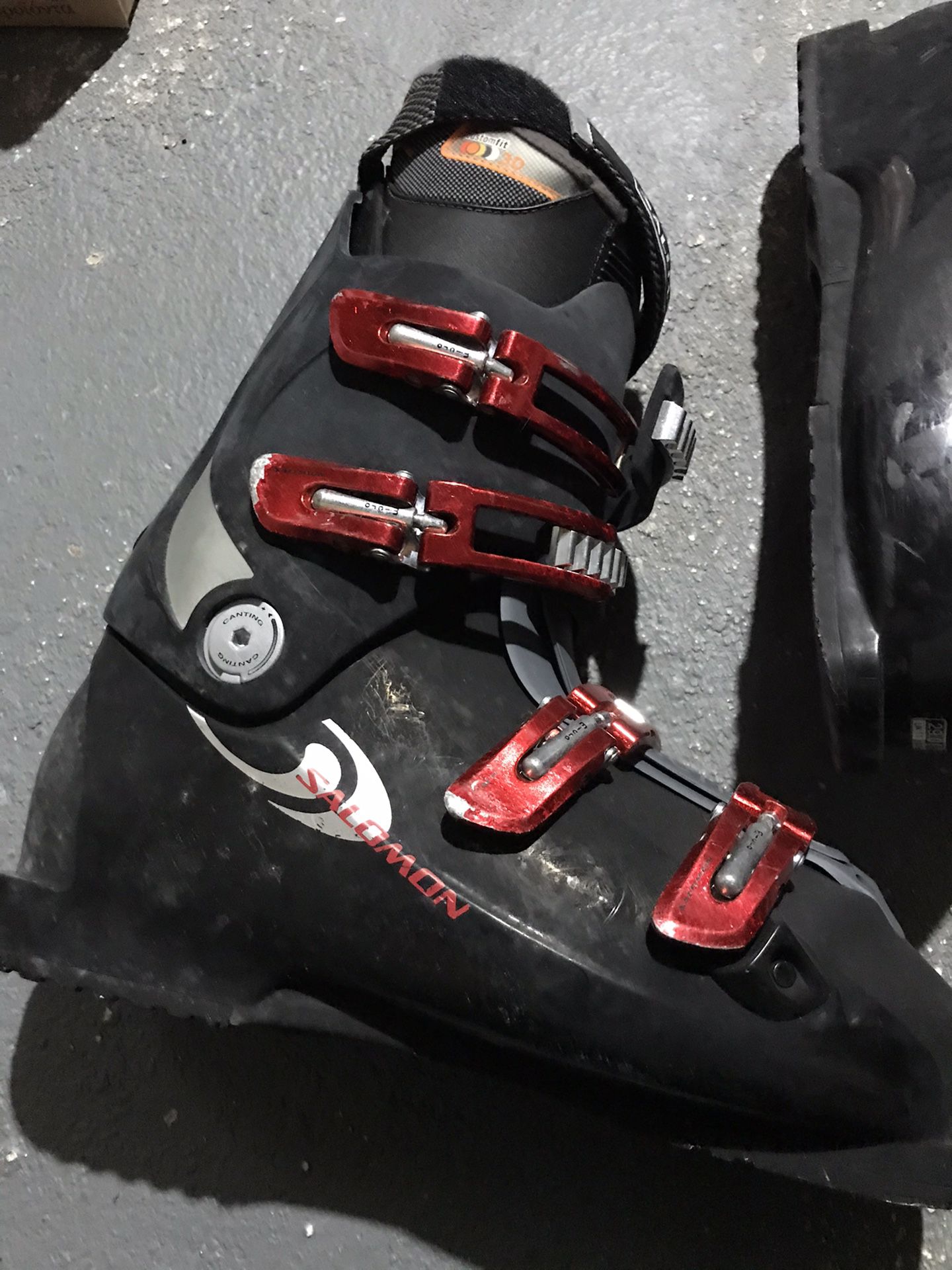 Salomon Mens Ski Boots size 11.5 Good condition