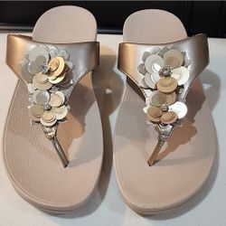 NEW FitFlop Lulu Wildflower Light Gold Metallic Toe-Post Sandals, Size 9