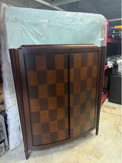 Ganga Venta de 2 camas semi nuevas con colchones y mueble de madera  todo por ese precio