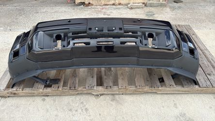 OEM Front Bumper – 2024–2026 GMC Sierra 2500HD/3500HD  ✅ Genuine OEM ✅ Great condition ✅ Ready to install or paint if needed  Price: $799  Message me 