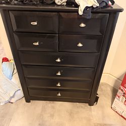 Full/full bed w/dresser and stairs