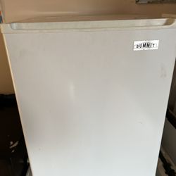 Mini Fridge For Sale ! Great Condition ! 
