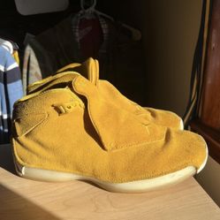 Jordan Retro 18 Ochre Triple Gold 2018 Sail Yellow Size 9.5 AA2494-701 Size 9.5. Suede creasing. No insole. Replacement box.