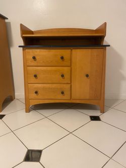 Dresser w/detachable changing table