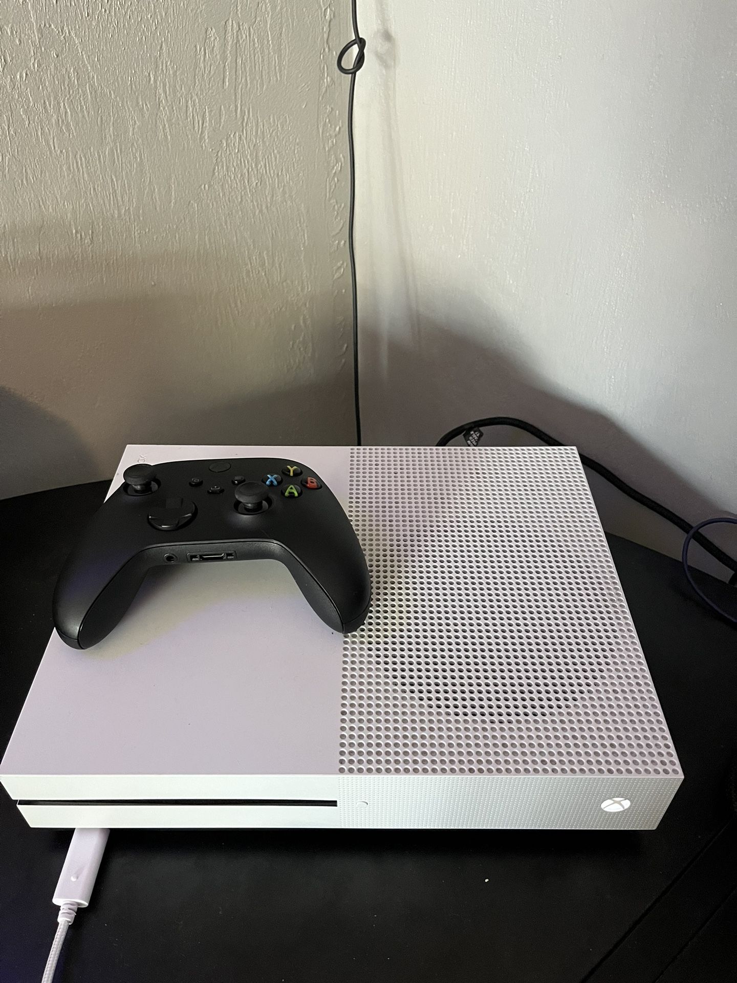 Xbox One S Comes With Controller And Cords