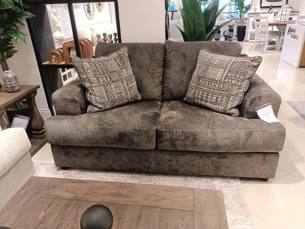 Soletren Ash Loveseat
Ashley Furniture$10 Down Payment And Financing Available