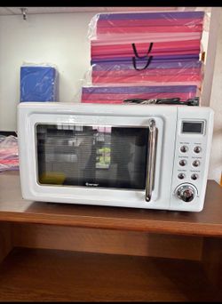 Brand New 0.7 Cu.Ft. 700W Retro Microwave Oven