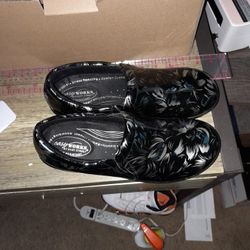 Women Nurse Shoes Size 9-10