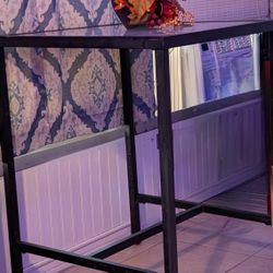 
🌟 FOR SALE: Modern Frosted Glass Table – Indoor/Outdoor Versatility 🌟
