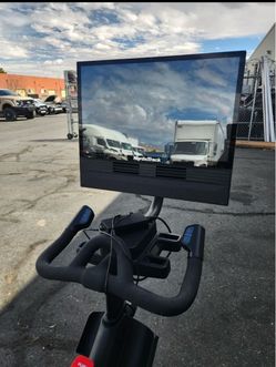 NordicTrack X24 Studio Bike – 24′′ Touchscreen – Open Box