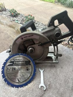 Black & Decker 7 1/4" Worm Drive Circ Saw-2700-13 A, Very Clean-Framing Bld, Wrench, 8’ Clean Cord