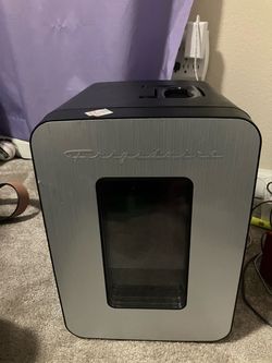 Mini Fridge (will clean before sold!)