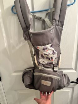 Baby carrier with hip seat