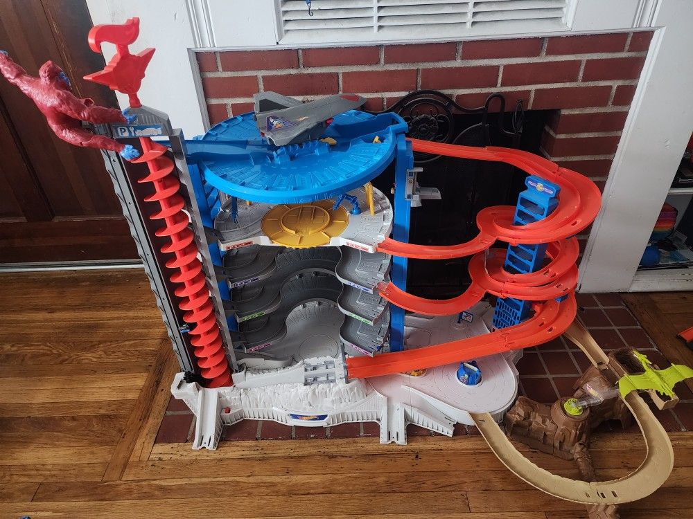 Hot Wheels Super Ultimate Garage Pterodactyl Truck Vehicle Playset
With extras