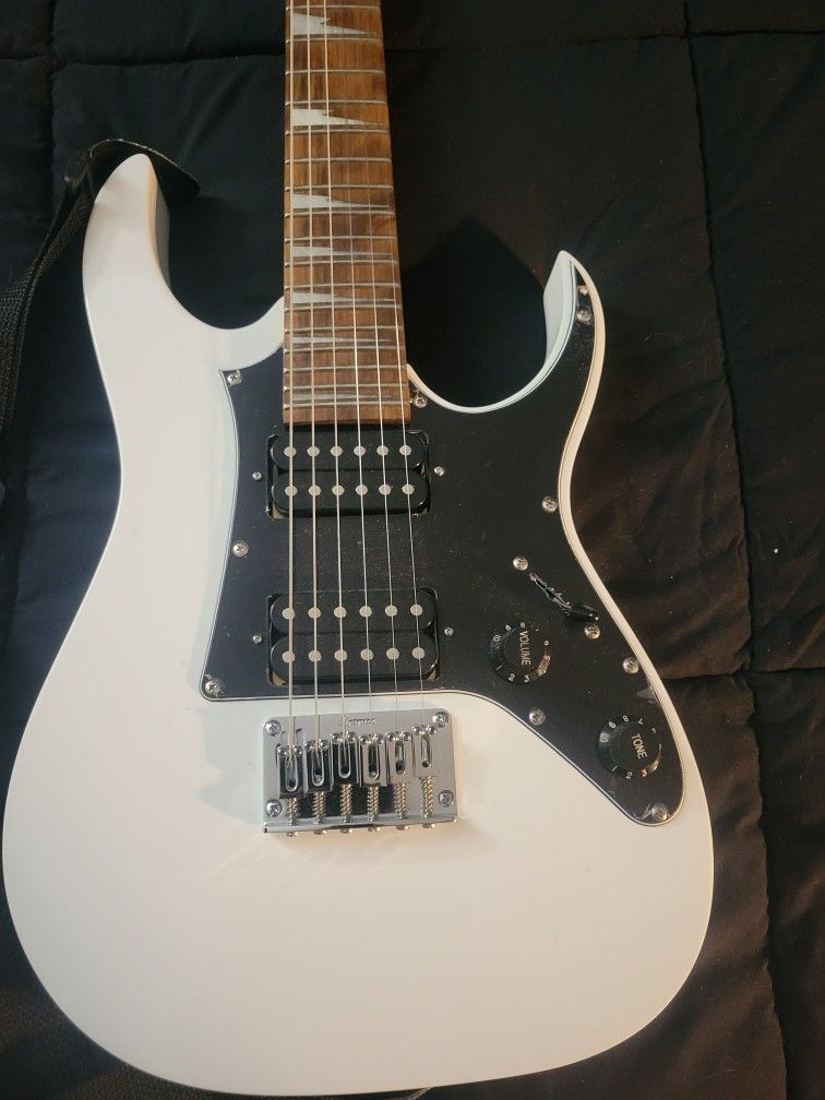New IBANEZ 3/4 electric Guitar For Kids Never Used. Comes With Practice Amp $120