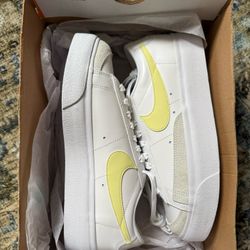 Nike Women’s Blazer Low Platform Size 10 
