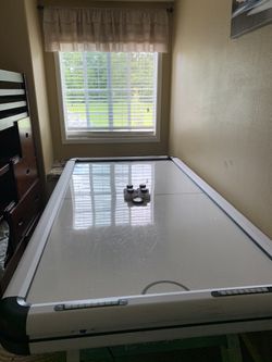 Air hockey table