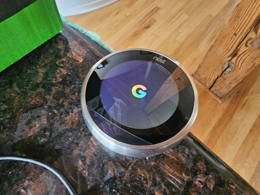 Nest Learning Thermostat 3rd gen with Base - Excellent Condition