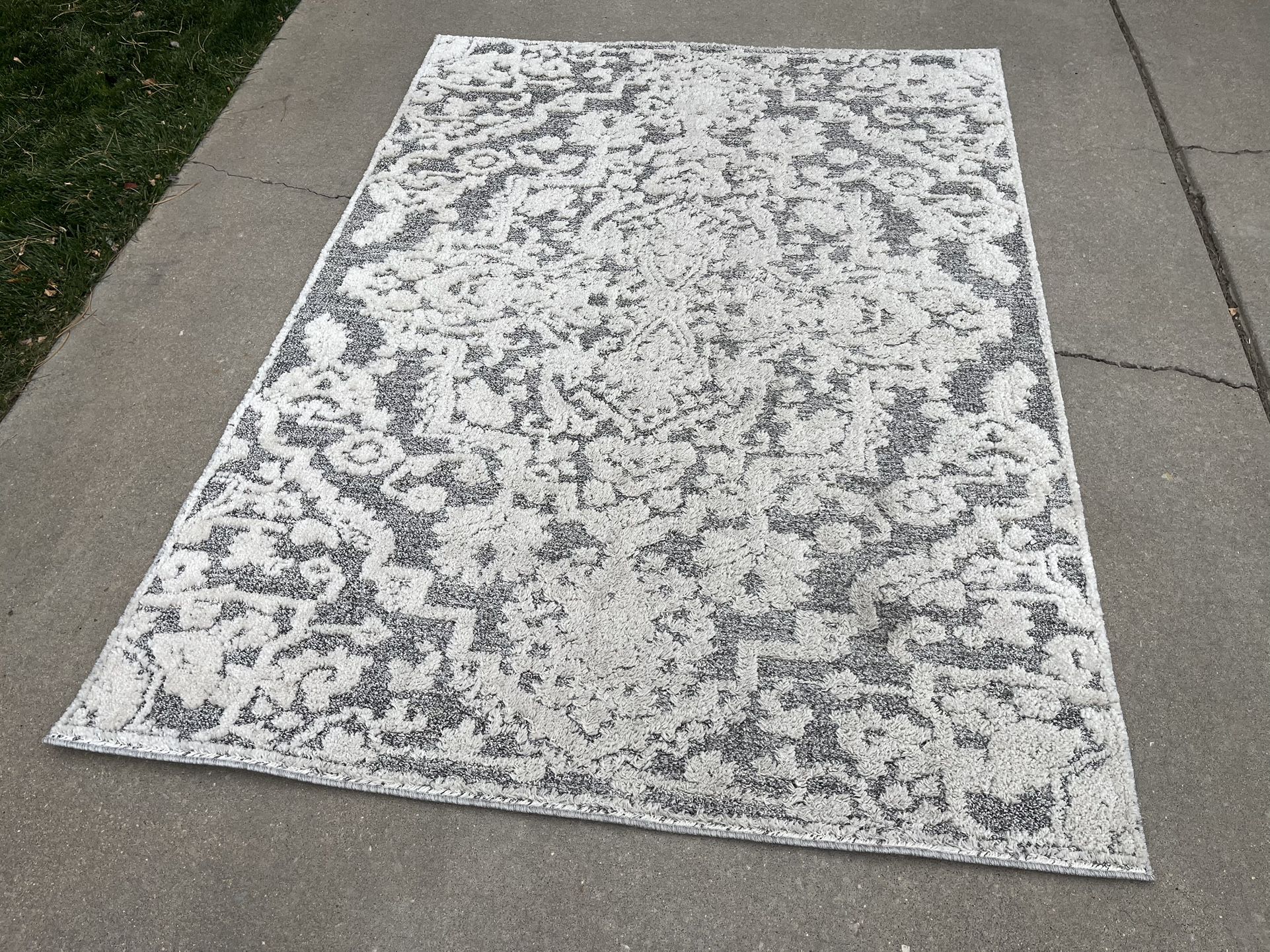Nice Raised Pattern Area Rug (5’3”x7’3”)