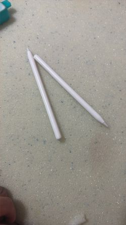 Apple Pencil 2nd Gen (2 available) – Works Perfect
