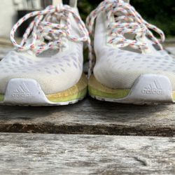 adidas Performance Ultraboost Pb W FW8838-FTWR-WHITE-CORE-BLACK-SIGNAL-GREEN  for Sale in Evanston, IL - OfferUp
