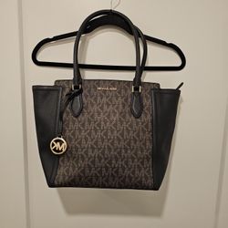 MK LARGE SIGNATURE TOTE BAG