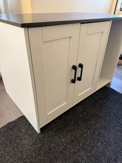 Cat litter box enclosure