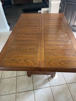 Nice dining room table with 4 chairs