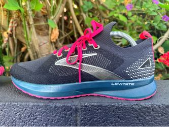 Womens Brooks Levitate Size 11