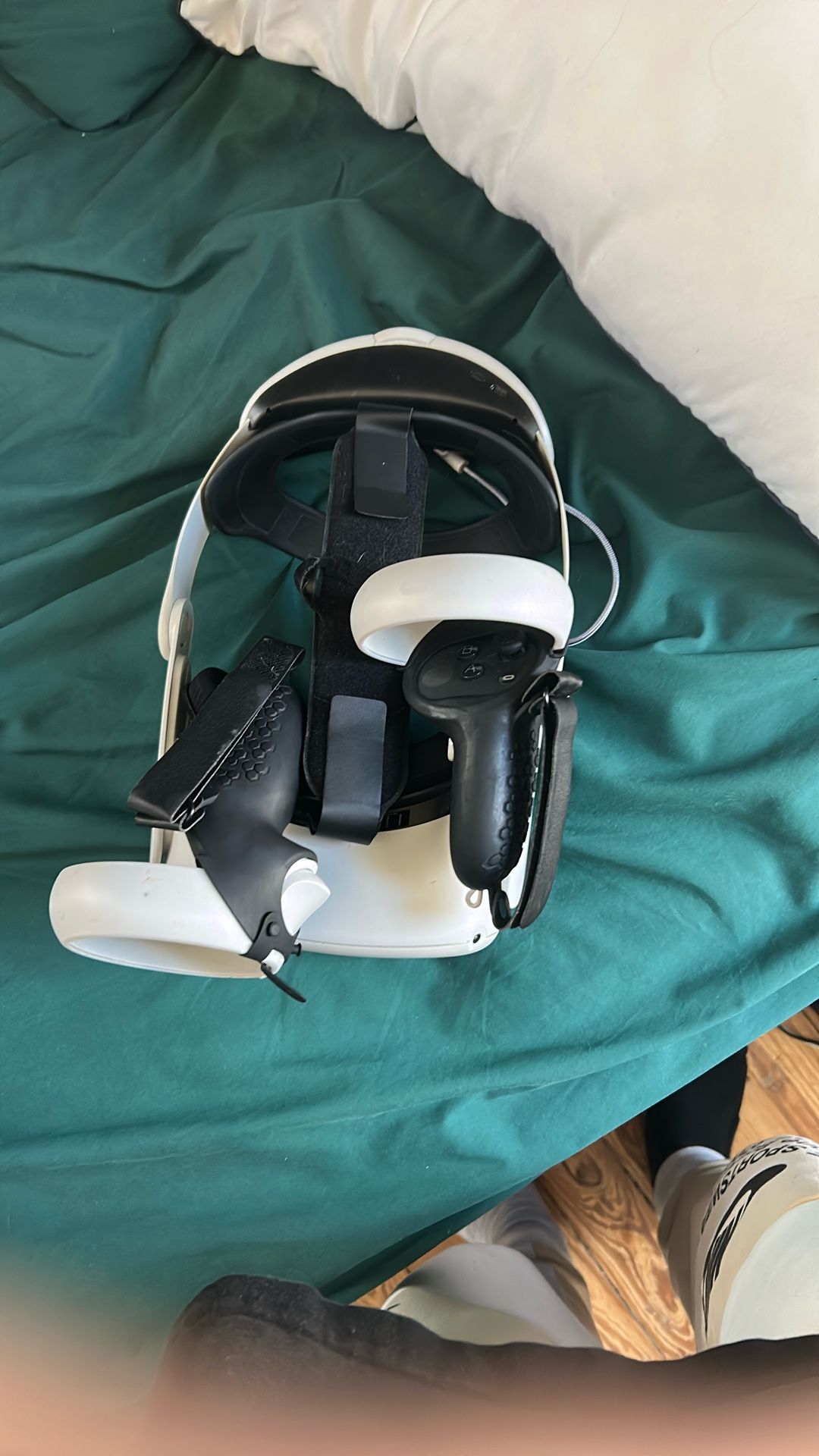 Oculus Quest 2 With Battery Pack And Controller Covers 