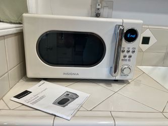 Insignia Retro Microwave