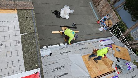 Deck the Roofs with Holiday Savings — Free Inspections Before Christmas!