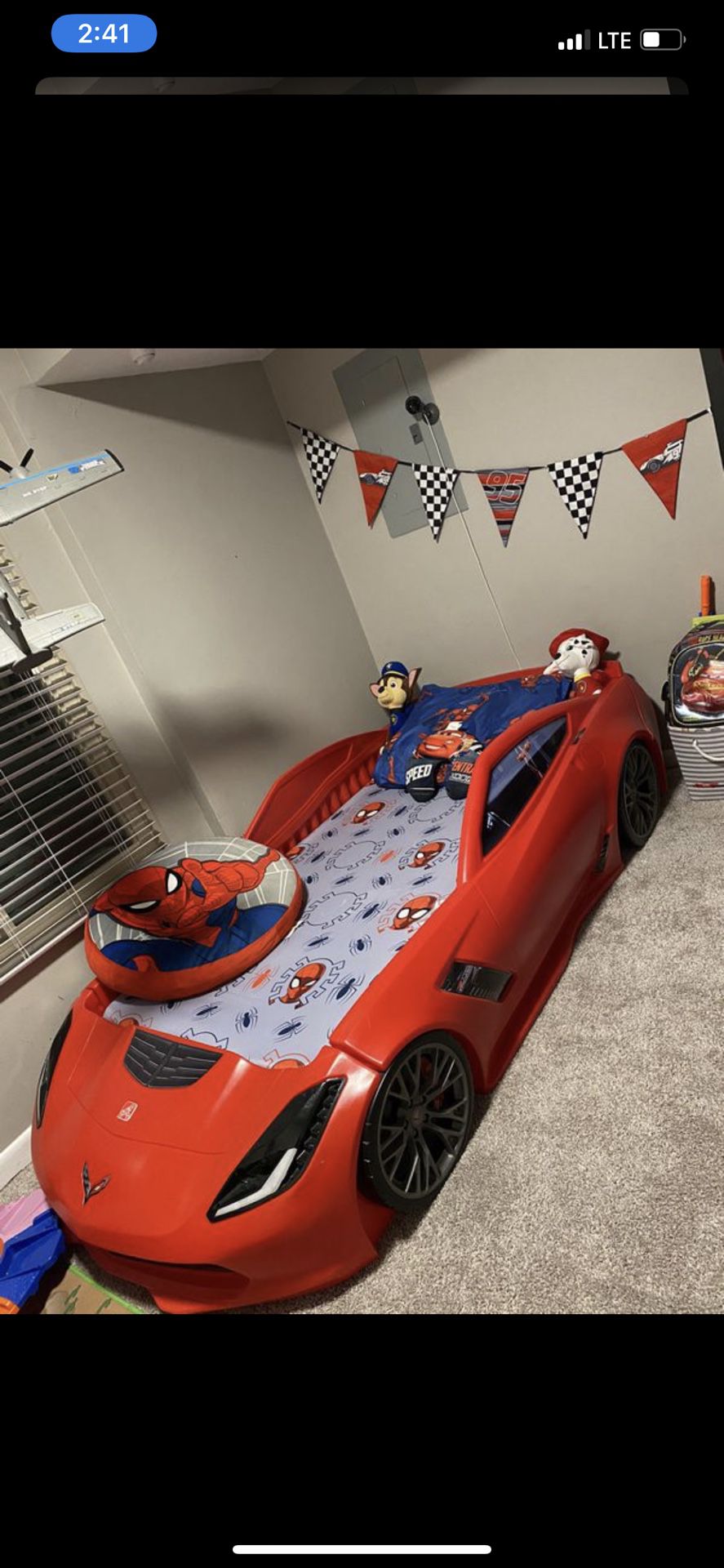 Cama de carro con mueblesito ropa y 4 juegos de cama uno de paw patrol, Spider-Man, pj mask y cars