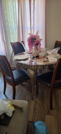 Round table with 4 chairs
