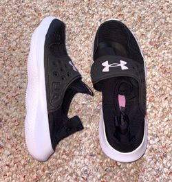Under Armour NWOT Black/Light Pink Runplay Girls Sneakers Size 4Y